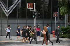KEADAAN LENGANG: Dengan pelaksanaan sekatan Covid-19 dipertingkat yang bermula semalam, keadaan di sekitar Raffles Place agak lengang, dengan hanya segelintir pekerja yang dilihat di situ. - Foto BH oleh NG SOR LUAN 