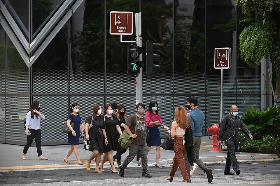 KEADAAN LENGANG: Dengan pelaksanaan sekatan Covid-19 dipertingkat yang bermula semalam, keadaan di sekitar Raffles Place agak lengang, dengan hanya segelintir pekerja yang dilihat di situ. - Foto BH oleh NG SOR LUAN 