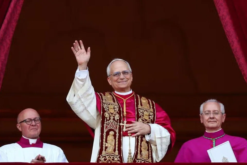 Pope Leo XIV yang baru dipilih di balkoni Basilika St. Peter pada 9 Mei mengikut waktu Singapura.