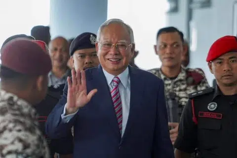 Encik Najib Tun Razak yang sedang menjalani hukuman penjara atas kesalahan pecah amanah, salah guna kedudukan dan pengubahan wang haram sejak 2022, bakal memfailkan permohonan untuk pengampunan penuh, selepas Lembaga Pengampunan pada 2 Februari lalu mengurangkan hukuman penjara dan denda terhadapnya. 