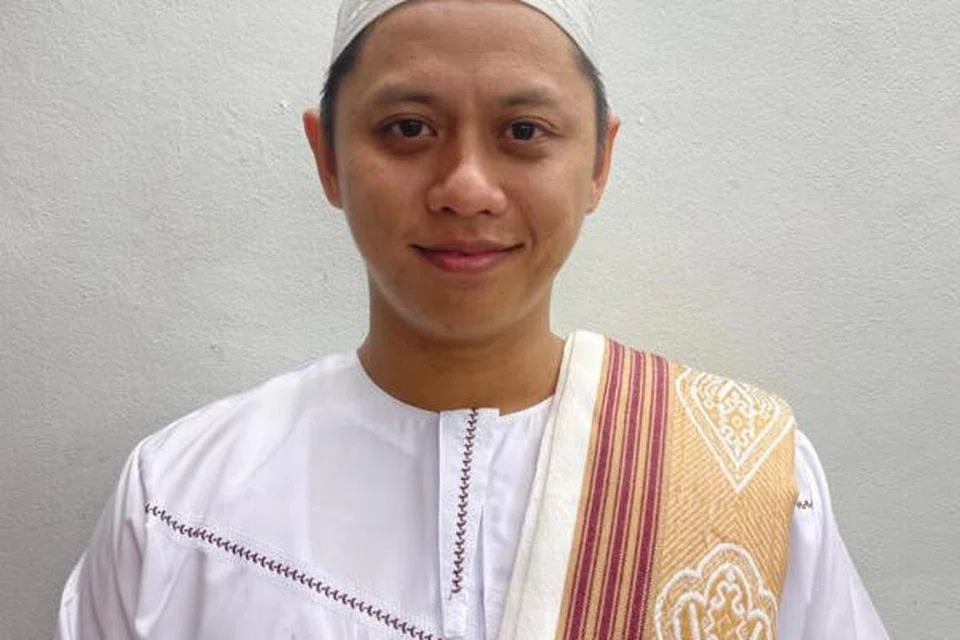 GALAK BELIA DEKATI MASJID: Pegawai Pembangunan Belia (YDO), Masjid Alkaff Kampung Melayu, Ustaz Muhamad Irwan Saian.