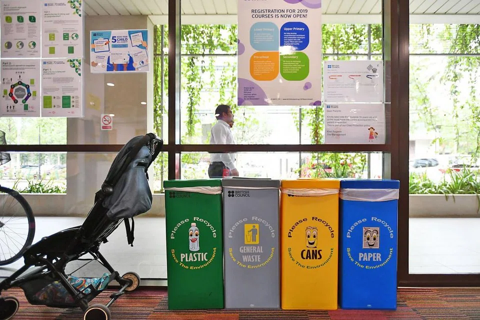 KITAR SEMULA: Menurut tinjauan, kategori paling popular barang yang dikitar semula ialah bahan kertas seperti suratkhabar, majalah, surat yang tidak diingini, brosur dan kertas tulis. - Foto BH oleh LIM YAOHUI