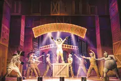 PERSEMBAHAN MUZIKAL: Saksikan Alex si singa, Marty si kuda belang, Melman si zirafah, Gloria si badak air dan King Julien si lemur ekor gelang dalam persembahan ‘Madagascar The Musical’ di Teater Esplanade dari 18 hingga 28 Januari.