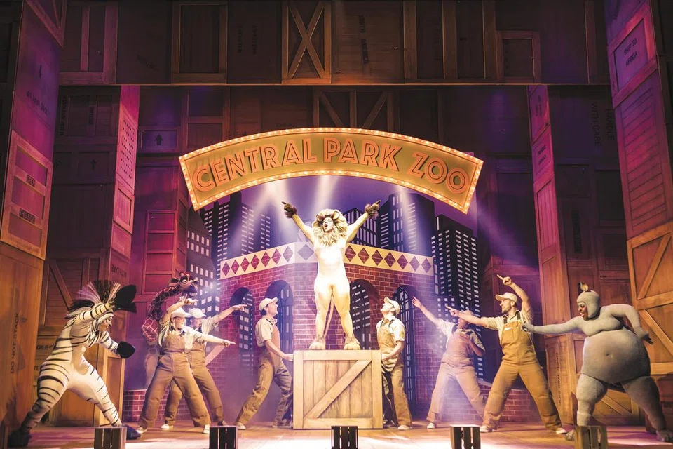 PERSEMBAHAN MUZIKAL: Saksikan Alex si singa, Marty si kuda belang, Melman si zirafah, Gloria si badak air dan King Julien si lemur ekor gelang dalam persembahan ‘Madagascar The Musical’ di Teater Esplanade dari 18 hingga 28 Januari.