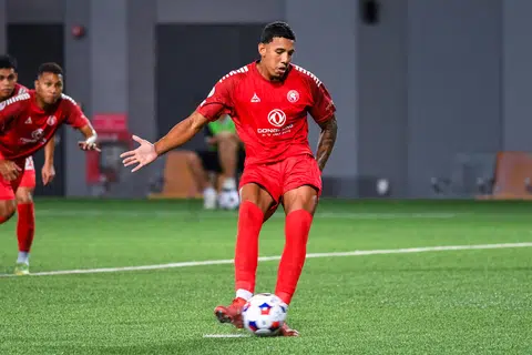 Pemain import Young Lions dari Brazil, Sergio Mendonca, menjaringkan gol pertama perlawanan menerusi sepakan penalti. 