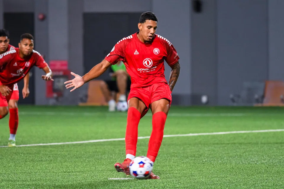 Pemain import Young Lions dari Brazil, Sergio Mendonca, menjaringkan gol pertama perlawanan menerusi sepakan penalti. 