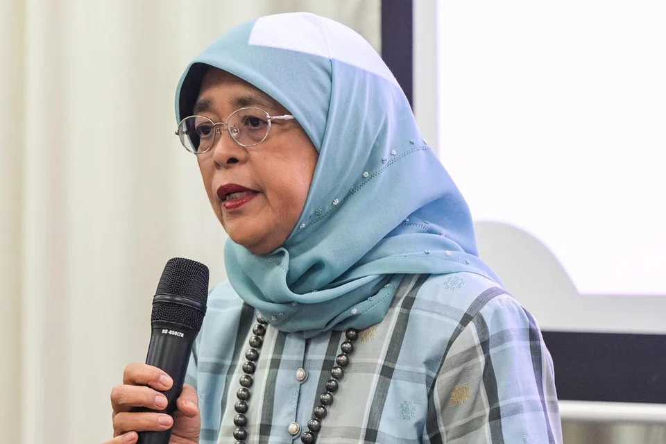 Mantan Presiden Singapura yang juga penaung Persatuan Ain, Puan Halimah Yacob, bersama penyanyi tempatan terkenal, Hady Mirza, yang dilantik sebagai duta pertama Persatuan Ain.