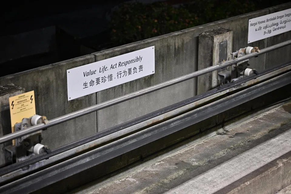 Papan tanda umum di stesen Sistem Rel Ringan (LRT) mengingatkan penumpang agar menghargai nyawa dan bertindak secara bertanggungjawab. Dengan adanya sistem mengesan pencerobohan landasan itu, SBS Transit boleh memainkan peranan lebih proaktif dalam mencegah pencerobohan di landasan.