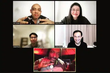 BAKAR SEMANGAT: Dalam satu sesi Zoom, Snoop Dogg (petak bawah) memuji Joe Flizzow (petak atas, kiri) kerana mengetengahkan rapper muda dalam projek 16 Baris. - Foto INSTAGRAM JOE FLIZZOW