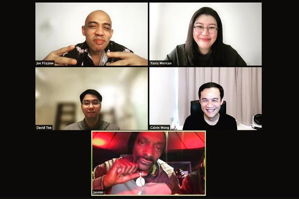 BAKAR SEMANGAT: Dalam satu sesi Zoom, Snoop Dogg (petak bawah) memuji Joe Flizzow (petak atas, kiri) kerana mengetengahkan rapper muda dalam projek 16 Baris. - Foto INSTAGRAM JOE FLIZZOW