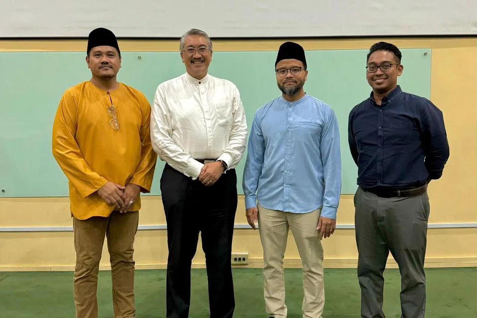 (Dari kiri) Naib pengetua Madrasah Aljunied Al-Islamiah, Ustaz Dr Afif Pasuni; kakitangan Maybank, Encik Fazlur Rahman Kamsani; guru bahasa Inggeris Madrasah Aljunied Al-Islamiah, Encik Sukri Kadola dan kakitangan Maybank, Ustaz Muhammad Nuzaihan Hamdan.
