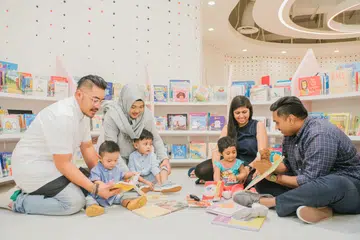 Apabila ibu bapa berbincang dengan anak tentang apa yang mereka baca, ini dapat membantu memperdalam pemahaman, menggalakkan pemikiran kritis dan mengekalkan kegembiraan membaca bersama, kata Encik Muhammed Shahril Shaik Abdullah.