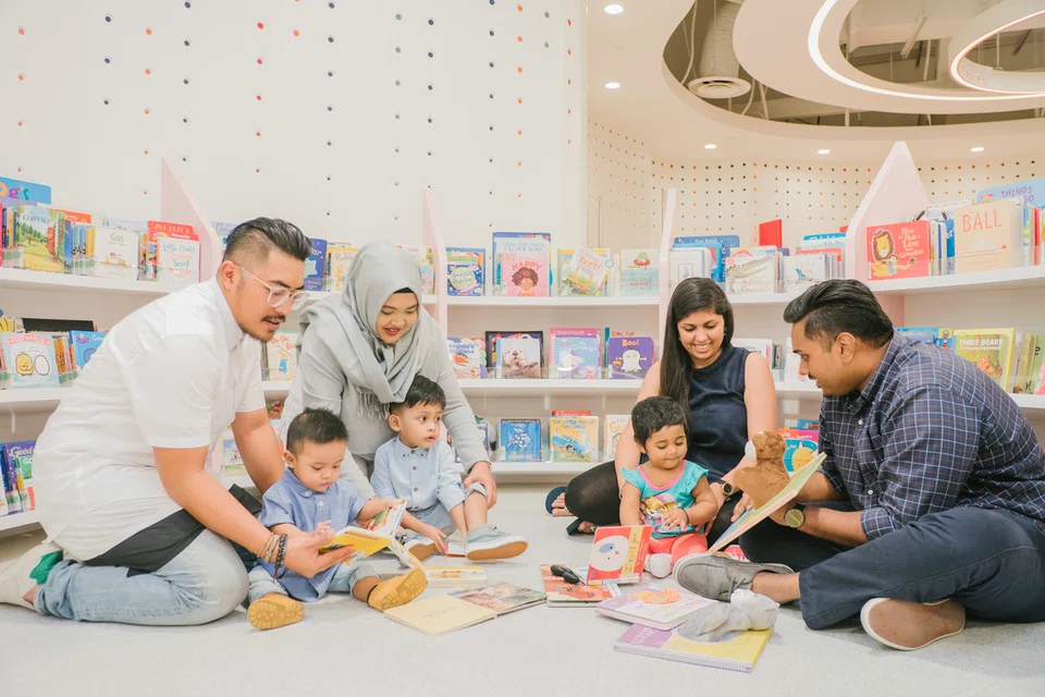 Apabila ibu bapa berbincang dengan anak tentang apa yang mereka baca, ini dapat membantu memperdalam pemahaman, menggalakkan pemikiran kritis dan mengekalkan kegembiraan membaca bersama, kata Encik Muhammed Shahril Shaik Abdullah.