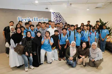 LAWAT BILIK BERITA: Seramai 30 pelajar sekolah menengah daripada Program Pencapaian Mendaki (MAP) melawat pejabat Berita Harian (BH) pada 29 Ogos untuk menyelami dunia kewartawanan dan media.