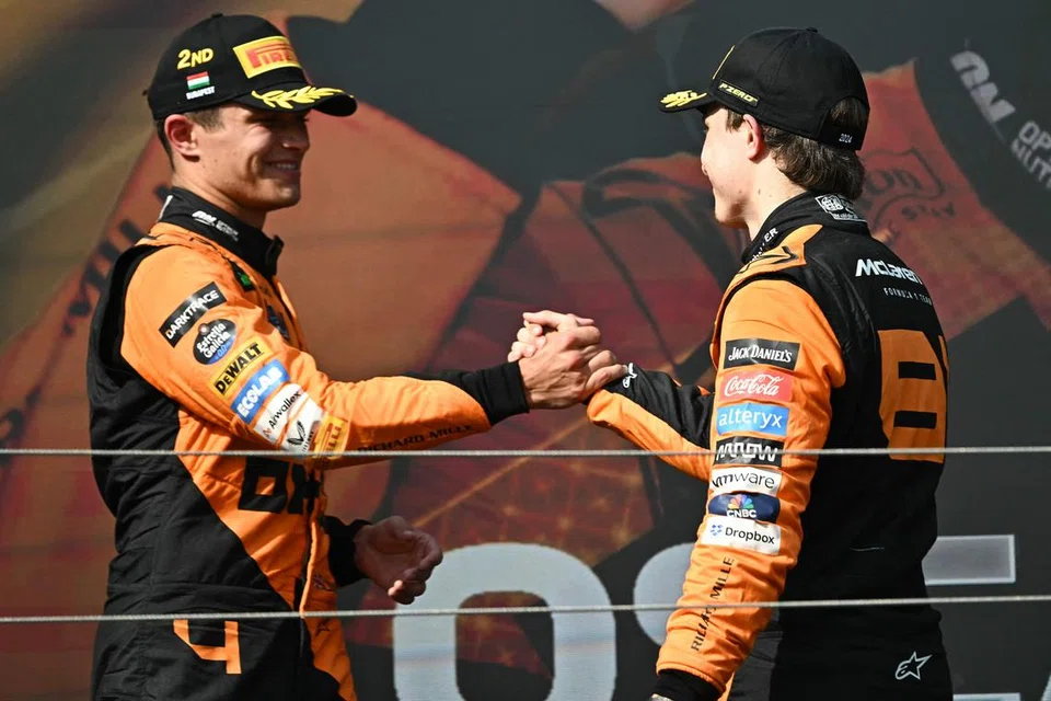 Kededua pemandu McLaren Oscar Piastri (kanan) bersama Lando Norris di atas podium selepas menduduki dua tempat teratas di Grand Prix Hungary.