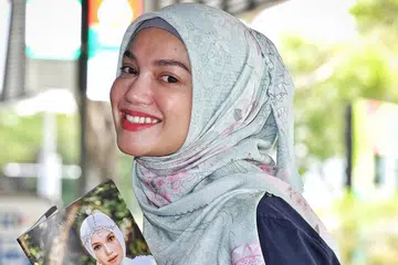 YAKIN ADA HIKMAH: Puteri Sarah Liyana Megat Kamaruddin menghasilkan buku riwayat hidupnya, ‘Puteri Sarah: Terus Melangkah’, sebagai hadiah buat wanita yang ingin bangkitkan diri di sebalik segala kesulitan hidup.