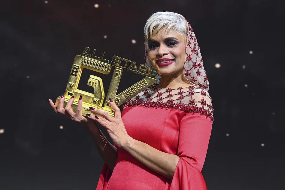 TERIMA KASIH DATUK: Jaclyn Victor mengucapkan terima kasih kepada datuknya yang memilih nama keluarga ‘Victor’ yang ibarat membawa tuah buatnya dalam memenangi pertandingan.