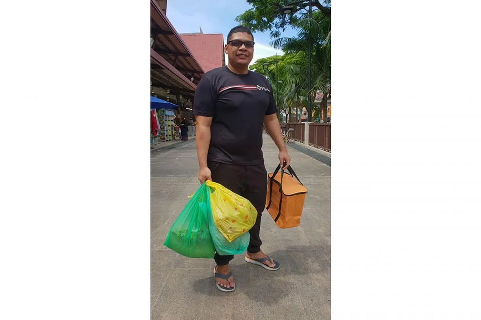 ADA DUA RUMAH TERBUKA: Encik Hamizan Husin akan memasak mi soto dan kari daging buat rumah terbuka pertamanya. Beliau akan menempah makanan buat rumah terbuka yang kedua pula. - Foto BH oleh SRI AFIQAH HAMIR