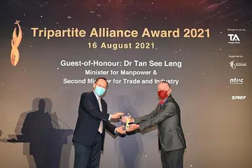 KECEMERLANGAN: Dr Tan See Leng (kiri) telah menyampaikan anugerah kepada Encik Patrick Fiat (kanan) semasa majlis Anugerah Perikatan Tiga Pihak - Foto HOTEL ROYAL PLAZA ON SCOTTS