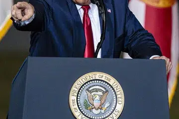 SALING MENYALAHKAN: Debat kedua dan terakhir antara dua calon presiden Amerika Syarikat, Encik Donald Trump dan Encik Joe Biden, menyaksikan kedua-dua mereka saling menuding jari tentang kegagalan masing-masing. Encik Trump disalahkan Encik Biden dalam isu menangani pandemik koronavirus. - Foto EPA-EFE