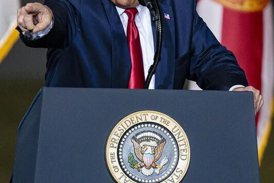 SALING MENYALAHKAN: Debat kedua dan terakhir antara dua calon presiden Amerika Syarikat, Encik Donald Trump dan Encik Joe Biden, menyaksikan kedua-dua mereka saling menuding jari tentang kegagalan masing-masing. Encik Trump disalahkan Encik Biden dalam isu menangani pandemik koronavirus. - Foto EPA-EFE