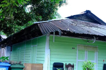 RAPUH DAN GOYAH: Atap zink rumah Mak Itam rapuh dan tidak dapat menjanjikan tempat berteduh yang sempurna bagi penghuninya. - Foto BH KHALID BABA