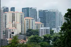 MAKIN RANCAK: Trend di Singapura yang dirangsang oleh kemasukan harta kekayaan dan bakat menyebabkan permintaan bagi pejabat kekal tinggi, harga rumah meningkat dan kenaikan mendadak harga sewa.