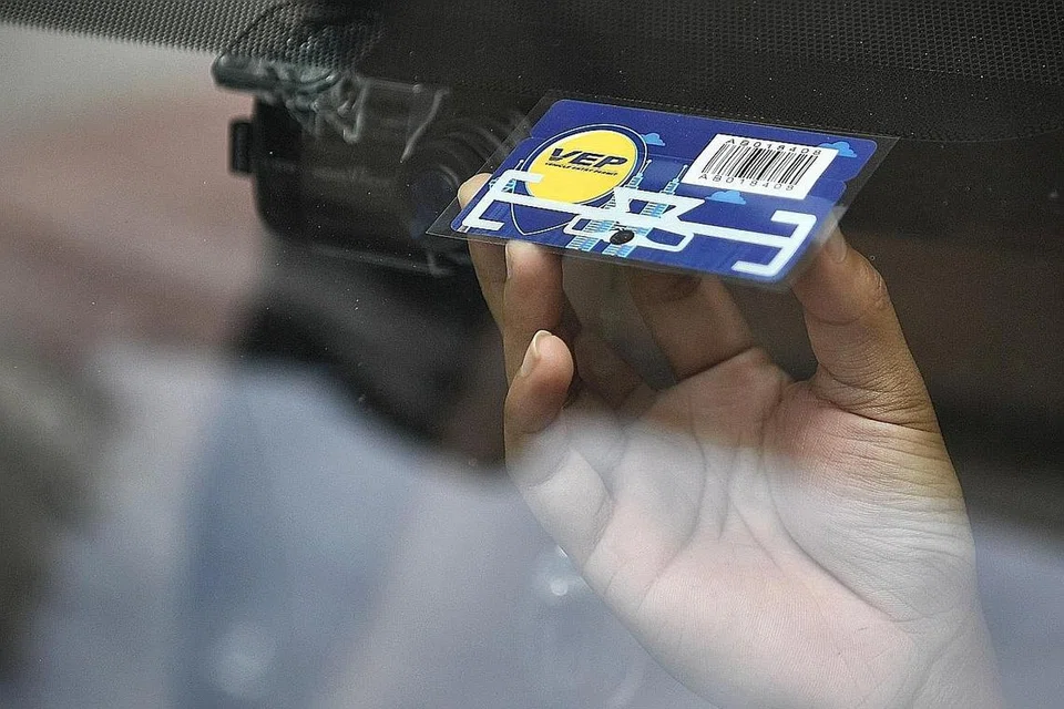 SUDAH PENUH: Orang ramai yang ingin membuat pendaftaran bagi mendapatkan tag RFID (gambar atas) dapati ia cepat dipenuhi bagi bulan depan. - Foto BH oleh HARITH MUSTAFFA