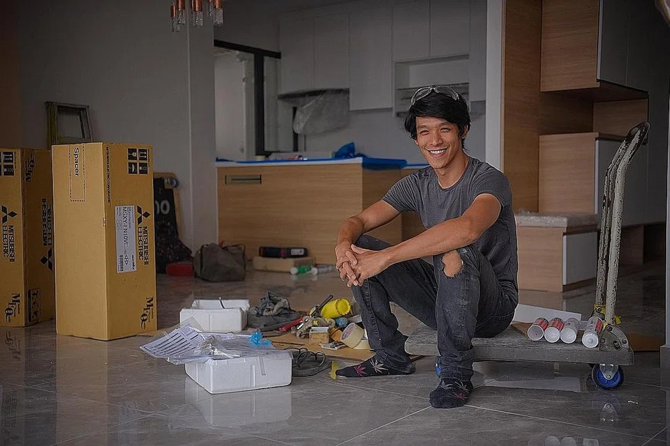 BERANIKAN DIRI: Encik Ziyad Ahmad Bagharib telah merubah haluan untuk menceburi kerjaya pertukangan kayu setelah sudah hampir 10 tahun melibatkan diri dalam seni lakonan teater. - Foto BH oleh MARK CHEONG