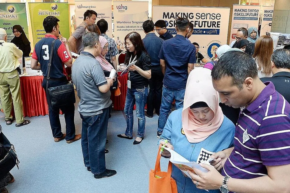 SKILLSFUTURE: Pengunjung juga berpeluang mendapatkan maklumat tentang cara memanfaatkan kredit SkillsFuture bagi mempertingkat kemahiran. - Foto JOHARI RAHMAT