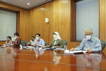 BINCANG PERBELANJAAN PEMERINTAH: Presiden Halimah Yacob (dua dari kanan) menemui Menteri Kewangan, Encik Lawrence Wong (empat dari kiri), serta pegawai Kementerian Kewangan (MOF) dan wakil agensi lain dalam satu mesyuarat untuk membincangkan had perbelanjaan pemerintah. - Foto MCI