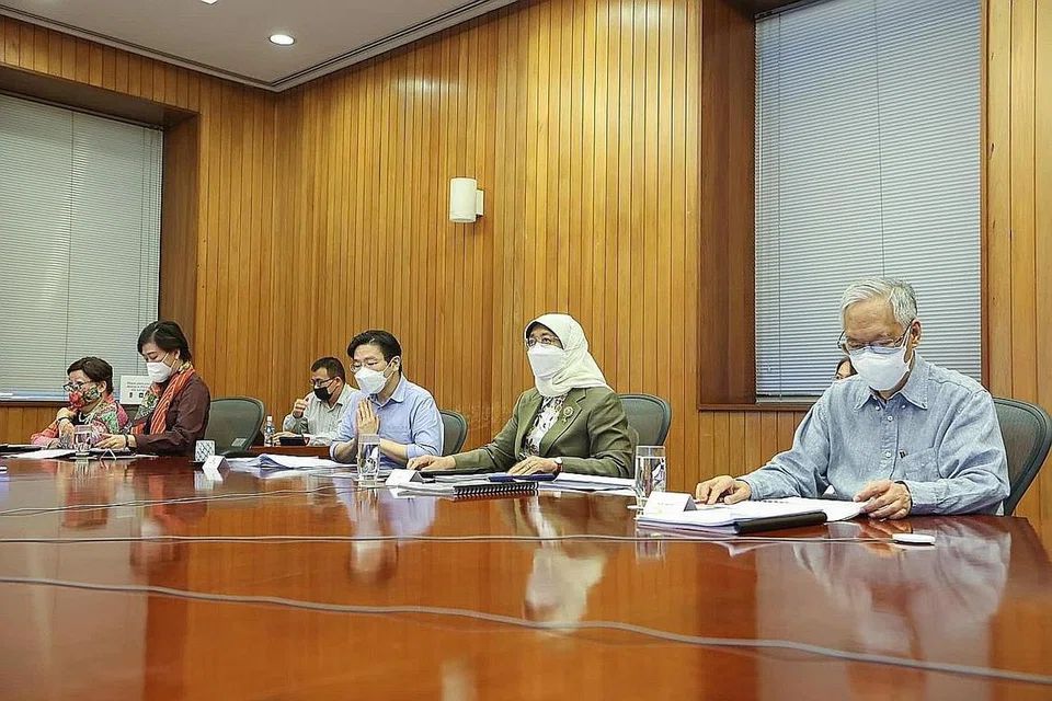BINCANG PERBELANJAAN PEMERINTAH: Presiden Halimah Yacob (dua dari kanan) menemui Menteri Kewangan, Encik Lawrence Wong (empat dari kiri), serta pegawai Kementerian Kewangan (MOF) dan wakil agensi lain dalam satu mesyuarat untuk membincangkan had perbelanjaan pemerintah. - Foto MCI