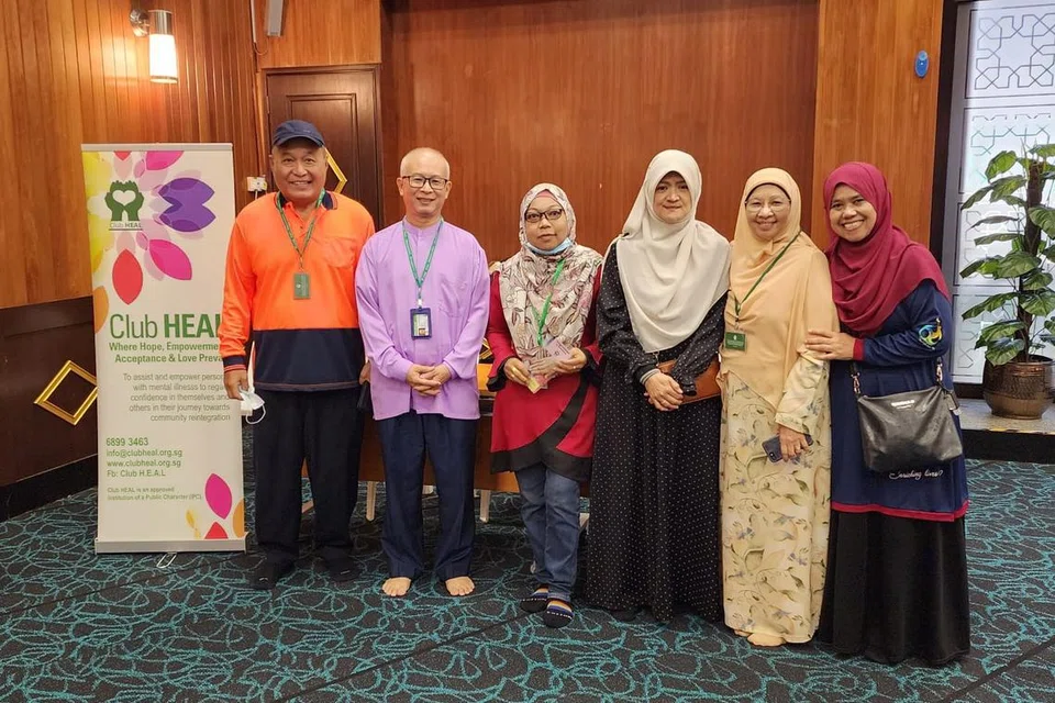 LESTARIKAN MISI: Pendamping Kanan (Befrienders) Masjid Ar-Raudhah, Cik Salmah Roslan (paling kanan, bertudung merah), bergambar bersama Pakar Kesihatan Bersekutu Kanan di Kelab Heal, Encik Zainal Abidin Lee (dua dari kiri), dan ahli-ahli Program Rangkaian Penjaga Kelab Heal (CREST-CG) yang lain dalam program PEDULI yang diadakan pada 15 Oktober lalu di Dewan Yam, Masjid Ar-Raudhah.