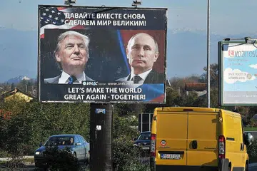 PEMIMPIN DUA KUASA BESAR DUNIA: Papan iklan di bandar Danilovgrad di Montenegro dengan gambar Encik Trump dan Encik Putin dengan mesej "Mari Jadikan Dunia Ini Hebat Semula - Bersama' . - Foto AFP