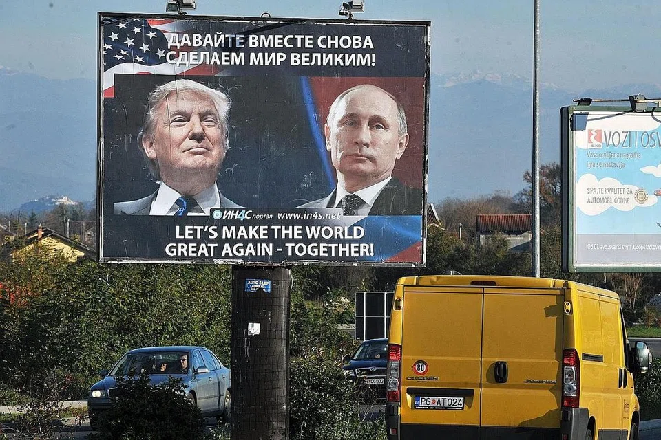 PEMIMPIN DUA KUASA BESAR DUNIA: Papan iklan di bandar Danilovgrad di Montenegro dengan gambar Encik Trump dan Encik Putin dengan mesej "Mari Jadikan Dunia Ini Hebat Semula - Bersama' . - Foto AFP