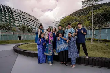 KERJA KERAS DEMI PESTA RAYA: Penerbit The Esplanade Co. Ltd, Cik Hanie Nadia Hamzah (berdiri di depan dua dari kiri) dan rakan-rakan berbilang kaum yang mengusahakan Pesta Raya 2023 (Edisi ke-22) tidak sabar melihat kemeriahan pusat seni itu antara Khamis dengan Ahad ini. - Foto-foto BH oleh NUR DIYANA TAHA