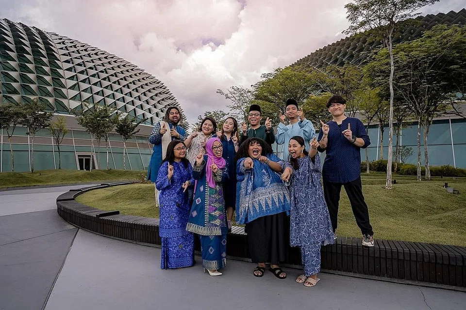KERJA KERAS DEMI PESTA RAYA: Penerbit The Esplanade Co. Ltd, Cik Hanie Nadia Hamzah (berdiri di depan dua dari kiri) dan rakan-rakan berbilang kaum yang mengusahakan Pesta Raya 2023 (Edisi ke-22) tidak sabar melihat kemeriahan pusat seni itu antara Khamis dengan Ahad ini. - Foto-foto BH oleh NUR DIYANA TAHA