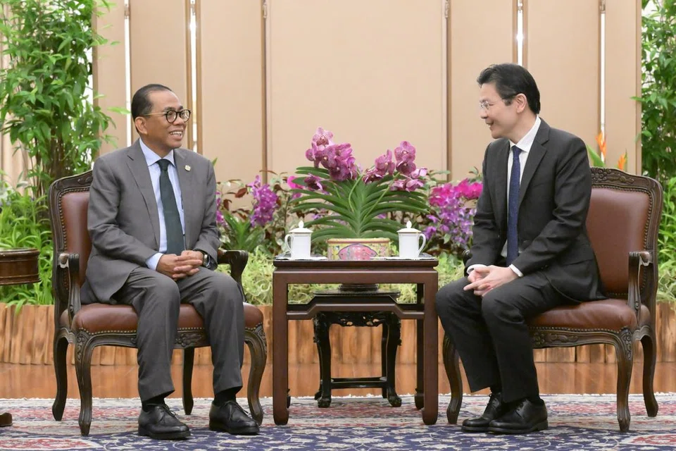 Menteri Pertahanan Malaysia, Datuk Seri Mohamed Khaled Nordin, bertemu Perdana Menteri, Encik Lawrence Wong (kanan), di Istana pada 1 Jun, di luar acara Dialog Shangri-La ke-21.