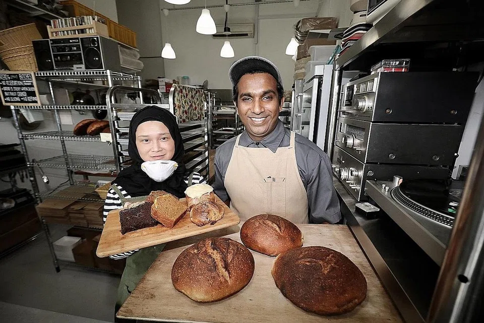 ROTI ARTISAN, HARGA BERPATUTAN: Cik Nurhasanah Johari dan suaminya, Encik Chalith Kanchana Kariyawasam, ingin menawarkan roti dan manisan dengan menggunakan bahan asli pada harga berpatutan. Foto ZAOBAO