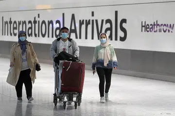 PELUANG BERCUTI: Penumpang pesawat kelihatan berjalan di balai ketibaan di Terminal 5 Lapangan Terbang Heathrow London, kelmarin sedang Britain mengumumkan langkah membuka sempadan bagi pelancong dari Amerika Syarikat dan Kesatuan Eropah yang telah menjalani vaksinasi sepenuhnya. - Foto REUTERS