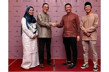 PELANTIKAN BARU: Encik Shafie Shamsuddin (dua dari kanan) dilantik sebagai pengerusi eksekutif Kumpulan Siti Khadijah (SKG). Bersama beliau adalah pengasas SKG (dari kiri) Cik Padzilah Enda Sulaiman dan Encik Aminuddin Mohd Nasir serta Ketua Pegawai Eksekutif (CEO) syarikat tersebut, Encik Mohammad Munzir Aminuddin. - Foto KUMPULAN SITI KHADIJAH