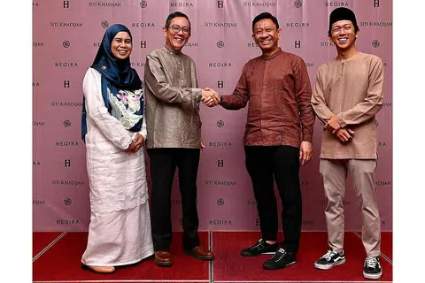 PELANTIKAN BARU: Encik Shafie Shamsuddin (dua dari kanan) dilantik sebagai pengerusi eksekutif Kumpulan Siti Khadijah (SKG). Bersama beliau adalah pengasas SKG (dari kiri) Cik Padzilah Enda Sulaiman dan Encik Aminuddin Mohd Nasir serta Ketua Pegawai Eksekutif (CEO) syarikat tersebut, Encik Mohammad Munzir Aminuddin. - Foto KUMPULAN SITI KHADIJAH