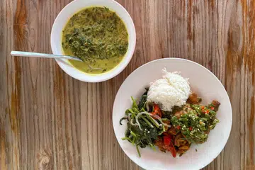HIDANGAN SEIMBANG: Ambil sukatan nasi yang kecil dengan dua jenis sayur dan satu protein haiwan. Kurangkan menghirup kuah, cukup sekadar sesudu sahaja.