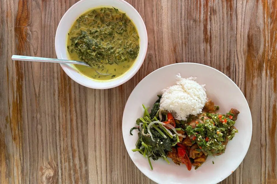 HIDANGAN SEIMBANG: Ambil sukatan nasi yang kecil dengan dua jenis sayur dan satu protein haiwan. Kurangkan menghirup kuah, cukup sekadar sesudu sahaja.