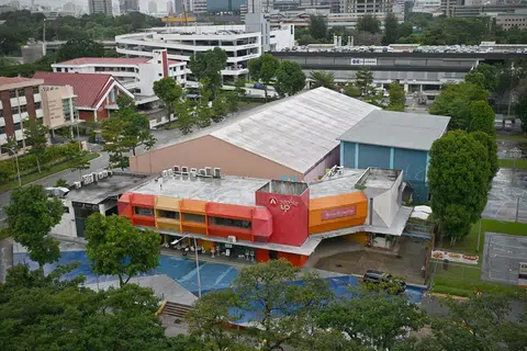 TAPAK GELANGGANG: Bekas Kompleks Renang Pandan Gardens di 200 Pandan Gardens telah muncul sebagai tapak yang berpotensi untuk dijadikan gelanggang luncur ais baharu bersaiz Olimpik. 