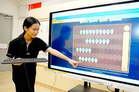 Sebagai pembantu guru di AWWA School @ Bedok, Cik Nur Aqidah Jamaludin, menyokong guru lain dengan menyediakan bahan visual dan memberi sokongan dalam pengendalian kegiatan bilik darjah.