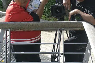HASILKAN FILEM PENDEK: Sutradara Bob Koosemangat (kiri) dan penulis skrip, sinematografer dan penyunting Osman Kong telah bekerjasama menghasilkan filem pendek 'Kisah Anak Rantau' yang bakal ditayangkan secara percuma di pawagam di Kepri Mall Batam pada 26 Mac. - Foto NURMAYA ALIAS