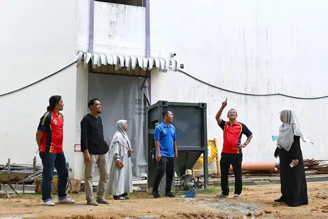 Pihak Madrasah Wak Tanjong dan bekas pemain kebangsaan di tapak pembinaan tempat bangunan tambahan itu akan dibina.