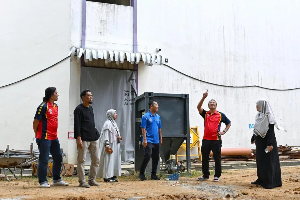 Pihak Madrasah Wak Tanjong dan bekas pemain kebangsaan di tapak pembinaan tempat bangunan tambahan itu akan dibina.