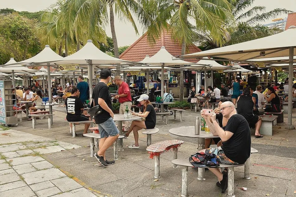 TUTUP TIGA BULAN: Pusat penjaja East Coast Lagoon Food Village akan ditutup dari 2 November hingga 1 Februari bagi kerja pengubahsuaian dan pembaikan. - Foto BH oleh DESMOND WEE